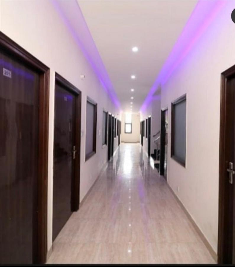 Hotel Kb Square Near Chandigarh Railway Station Pokoj fotografie