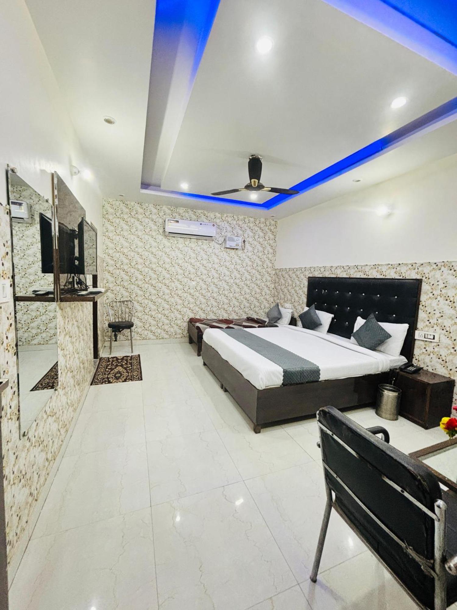 Hotel Kb Square Near Chandigarh Railway Station Pokoj fotografie