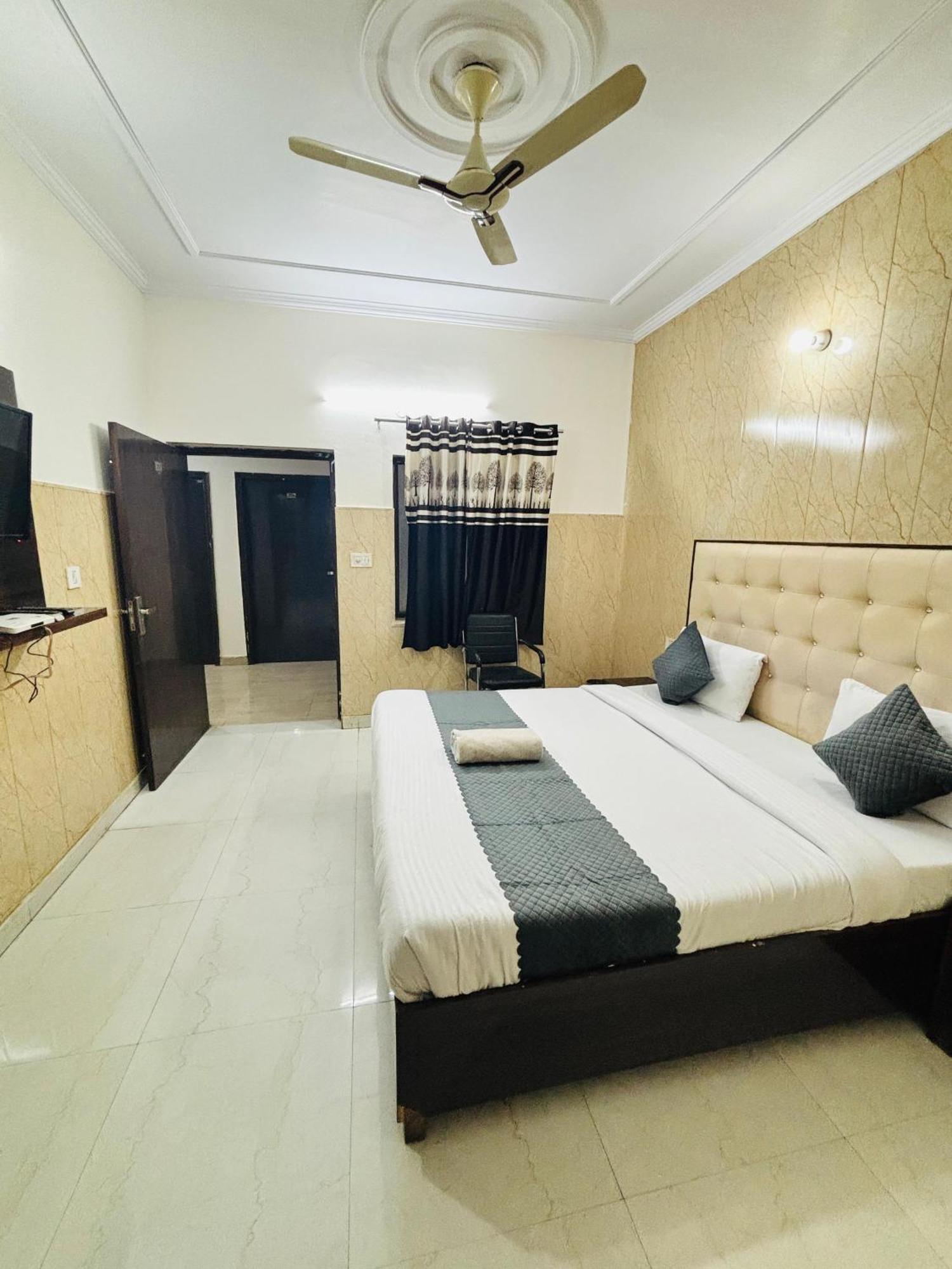 Hotel Kb Square Near Chandigarh Railway Station Pokoj fotografie